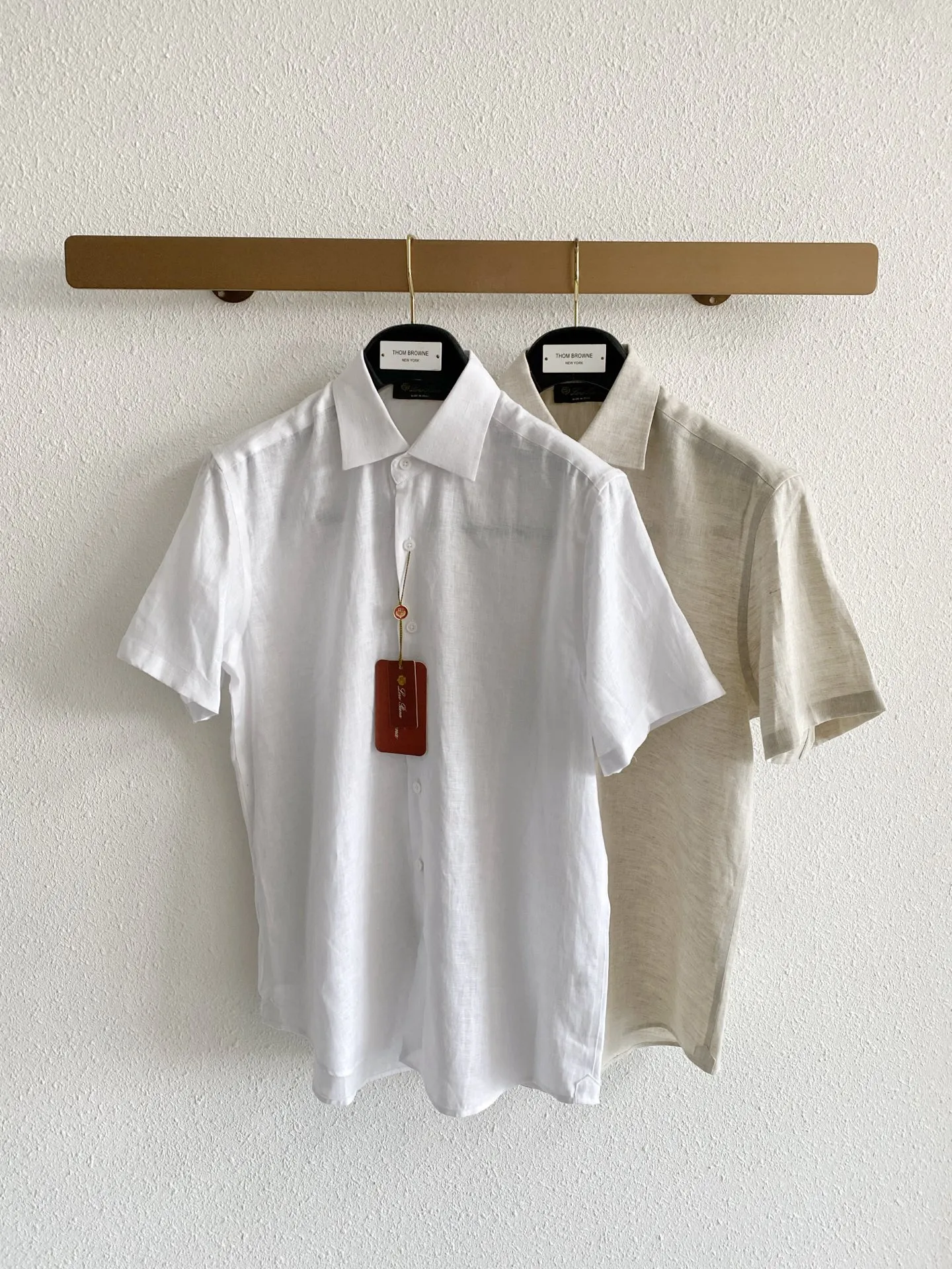 Loro Piana Pure Linen Short-Sleeved Quiet Luxury Shirt Fabric: Selected high-quality natural linen fabric, refined and softened before treatment, weakening the raw and itchy touch of native linen, making the upper body skin-friendly and comfortable. The fabric has a natural and fine fiber texture, showing a high-grade matte matte look and feel without a dazzling glossy effect. The flax fiber Breathable has sufficient pores, and the short-sleeved version is suitable for hot weather. It conducts heat quickly and can quickly discharge sweat during daily travel, making it less likely to get sticky on the back. The fine wrinkles formed in the fabric every day give it a casual atmosphere. The light colors have been processed through a color-fixing process, so they will not turn yellow or old easily after repeated washing. Version and details: The version adopts a slightly loose front-shoulder cut that is suitable for summer. The shoulder line is neatly processed and is better tolerant to body shapes with slippery shoulders, unbalanced shoulder width, and fat on the upper abdomen. The short-sleeved sleeves are cut to a moderate length and will not get stuck on the forearms and cause a sense of cramping. The classic pointed collar has a built-in invisible styling layer. Even after frequent cleaning in summer, the collar remains crisp. Buttoned up, it is suitable for light business scenes. Unbutton the top button to switch to a casual style. The placket is neatly routed and concealed, the button style is simple and low-key, and there is no exposed brand logo; the hem is arc-cut, which can be tucked into trousers to create a neat commuting look, or worn outside for relaxed everyday use, and the details are exquisitely crafted. Color selection: Pure White: clean and translucent in appearance, full of visual freshness in summer, suitable for trousers and shorts of various colors, highly suitable for workplace commuting and formal gatherings, and outstanding layering when paired with dark bottoms; Native linen Beige: retains the original natural tone of linen, with warm and soft tones, and stronger stain resistance. It is suitable for daily commuting and holiday travel. The style is lazy and retro, and has a higher fault tolerance rate for daily wear. Sizes:M-4XL